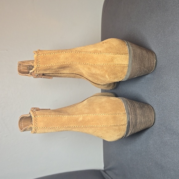 Frye Sandra Chelsea Boots - Suede Ankle Boots In Chestnut NWOB - Picture 6 of 12
